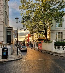 un coche aparcado en una calle de una ciudad en Notting Hill Serviced Apartments by Concept Apartments, en Londres