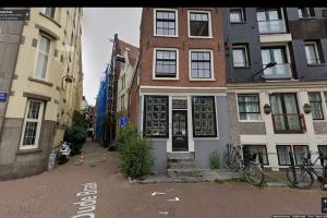 un edificio en una calle con bicicletas aparcadas delante en Best Neighbourhood Apartment en Ámsterdam