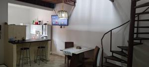 a kitchen with a counter and a bar in a room at Casa da árvore na praia in São Sebastião