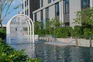 Bazén v ubytování Holiday Inn Express Rayong nebo v jeho okolí