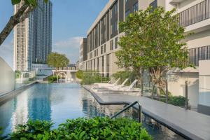 Bazén v ubytování Holiday Inn Express Rayong nebo v jeho okolí