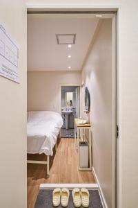 Habitación con cama y baño con lavabo. en Life In Insa, en Seúl