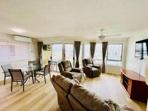sala de estar con sofá y mesa en MarinaView Unit 24 - Break Free Resort- 2 Bedroom Self Contained, en Urangan