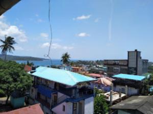 uma vista para uma cidade com edifícios e o oceano em Hotel Dev Haweli , Port Blair em Port Blair