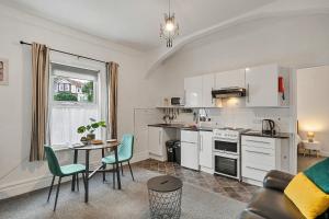 Kuhinja oz. manjša kuhinja v nastanitvi Finest Retreats - Atherfield Apartments No 6 - Tree Tops