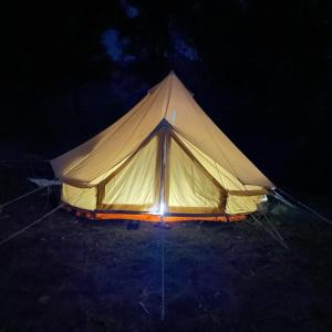 een grote tent in een veld 's nachts bij La Pause Mafate in La Possession
