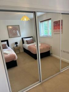 Llit o llits en una habitació de Lakeside apartment with FREE parking / M25