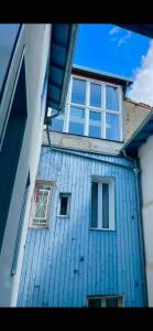 una casa azul con ventanas en un lateral en Capitole, Grand T1 bis, lumineux, neuf., en Toulouse
