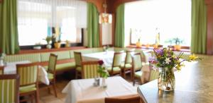 Reštaurácia alebo iné gastronomické zariadenie v ubytovaní Schwanbergerstüberl