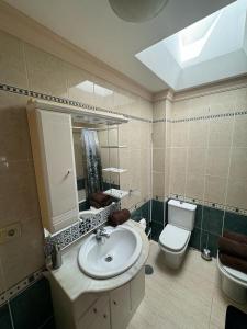 ein Badezimmer mit Waschbecken, Toilette und Spiegel in der Unterkunft Vivienda vacacional Lomada in San Isidro + 22 Fotos