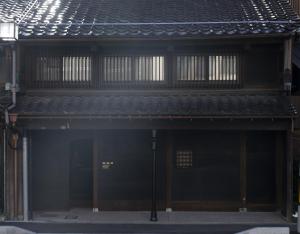 una entrada a un edificio con dos puertas en 黒梅屋 Kurumiya en Kanazawa