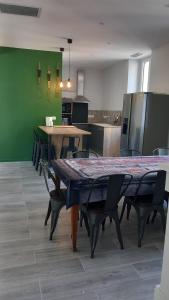 Habitación con mesa y sillas en la cocina en Le Maricou 120m2 totalement rénové terrasse 40m2, en Châtillon-en-Diois
