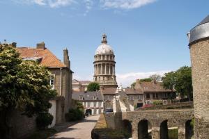 una vista de una ciudad con una torre en el fondo en Gite 4 Vent « Vent du Nord » en Audinghen