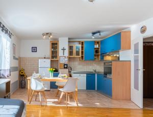 Кухня або міні-кухня у Apartment Kristian