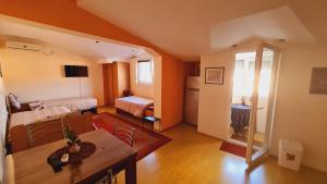 una sala de estar con una habitación con una cama y una mesa en Apartments Magnolija, en Ohrid
