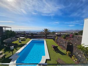 a swimming pool on the roof of a house at Casa Yuno en La Asomada in La Asomada
