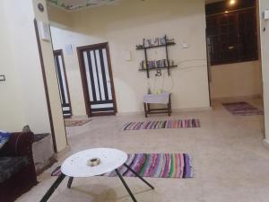 sala de estar con mesa y sofá en Twin rooms close to most tourist areas en Luxor