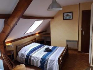 Henneveux的住宿－Le Gîte du Bois Groult，一间卧室,配有一张带袋子的床