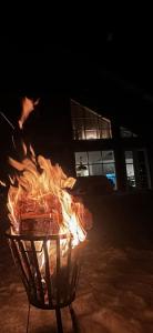 ein Feuer in einem Metallgrill vor einem Gebäude in der Unterkunft New cabin in fabulous Idre activity area in Idre