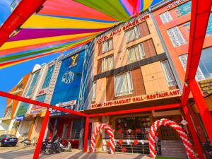 un edificio con un colorido paraguas delante de él en Hotel Anju Shree Inn en Jaipur