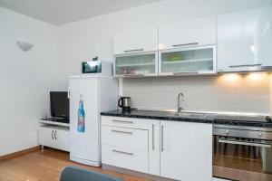 Кухня или мини-кухня в Marea 2, apartment next to the beach
