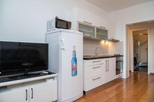 Кухня или мини-кухня в Marea 2, apartment next to the beach
