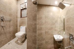 Hotel Gross International near delhi airport في نيودلهي: حمام مع مرحاض ومغسلة