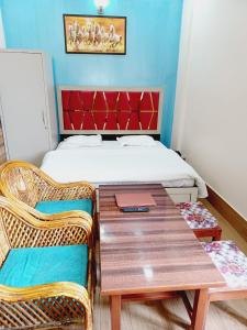 Cette chambre comprend une table, des chaises et un lit. dans l'établissement Paradise Home stay, à Rāni Pokhri