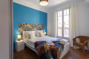 - une chambre avec un mur bleu et un lit dans l'établissement L1 Suite Auguste Valensin 10 min à pied Mer Clim&WIFI, à Nice