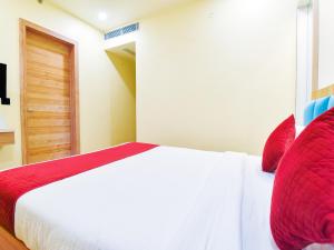Hotel Anju Shree Inn-Near Jaipur Airport Terminal 1客房内的一张或多张床位