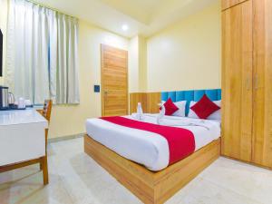 Hotel Anju Shree Inn-Near Jaipur Airport Terminal 1客房内的一张或多张床位