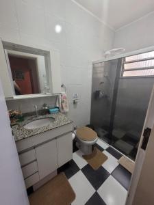 uma casa de banho com um WC, um lavatório e um chuveiro em APTO DUPLEX 3 Dorm. em APARECIDA 600 m da basilica em Aparecida
