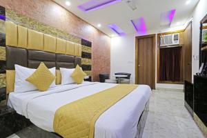 ニューデリーにあるHotel Gross International near delhi airportのベッドルーム1室(大型ベッド1台付)
