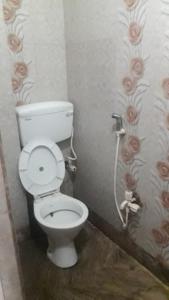 La salle de bains est pourvue d'une douche et de toilettes. dans l'établissement PRATIMA GUEST HOUSE , Kolkata, à Kolkata