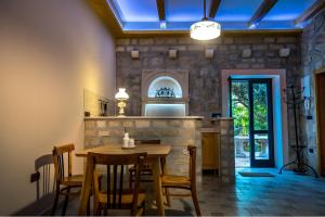 d'une salle à manger avec une table et un mur en pierre. dans l'établissement La Dorada Holiday Home, à Trsteno
