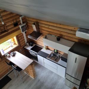 uma vista superior de uma cozinha numa pequena casa em Agroturystyka dom z bali całoroczny em Turbia