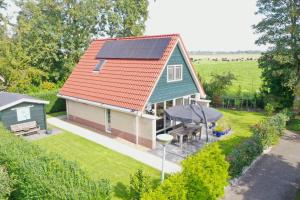 Ferienhaus Weitblick في سينت مارتن: إطلالة علوية على منزل ذو سقف شمسي