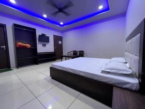 um quarto com uma cama e uma ventoinha de tecto em MALAYA HOUSE --Couples, Family, Corporate Favorite-- Near BMC Chowk ICONIC Mall em Jalandhar