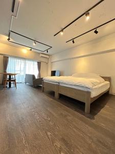 duża sypialnia z łóżkiem i kanapą w obiekcie NIYS apartments 37 type w Tokio