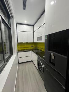 a kitchen with a washing machine and a microwave at Vinhomes Marina in Xóm Niêm