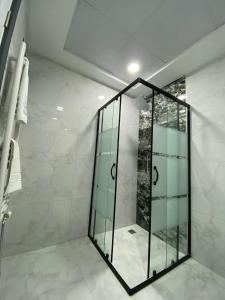 y baño con ducha y puerta de cristal. en X Premium en Kayseri