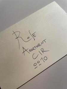 un pedazo de papel con las palabras nuevo código de inmigración en Rose Apartment, en Aosta