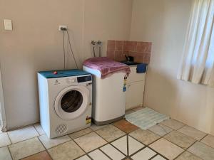 - un lave-linge et un sèche-linge dans une petite pièce dans l'établissement Almaden Country Rooms, à Almaden