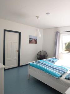 a bedroom with a bed with a window and a mirror at Haus auf der Insel Skuløya in Ålesund