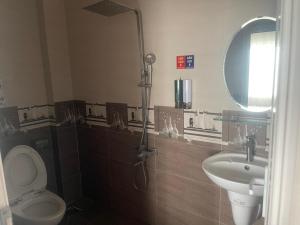 Ванная комната в Khách sạn Milan