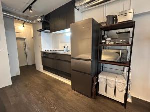 une cuisine équipée d'un réfrigérateur. dans l'établissement NIYS apartments 37 type, à Tokyo