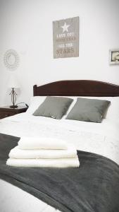 מיטה או מיטות בחדר ב-Acogedor apartamento JV36