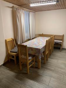 - une salle à manger avec une table et des chaises dans l'établissement Hargitafürdői Vendégház, à Harghita-Băi