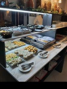 una línea de buffet con muchos tipos diferentes de comida en Pensiunea Constanta en Predeal