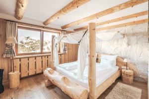 Postel nebo postele na pokoji v ubytování Hotel Piz Seteur + 37 fotografií